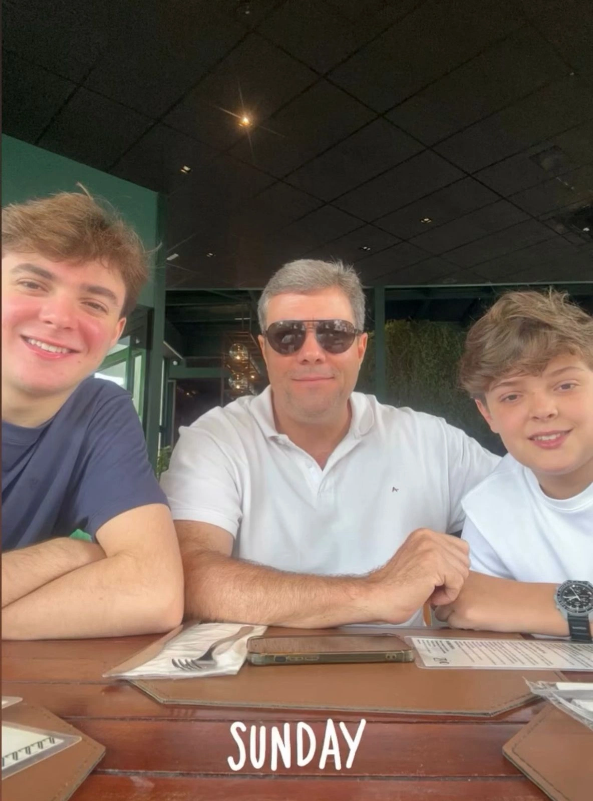 Clique do empresário piauiense Eduardo Vilarinho com os filhos em dia de almoço