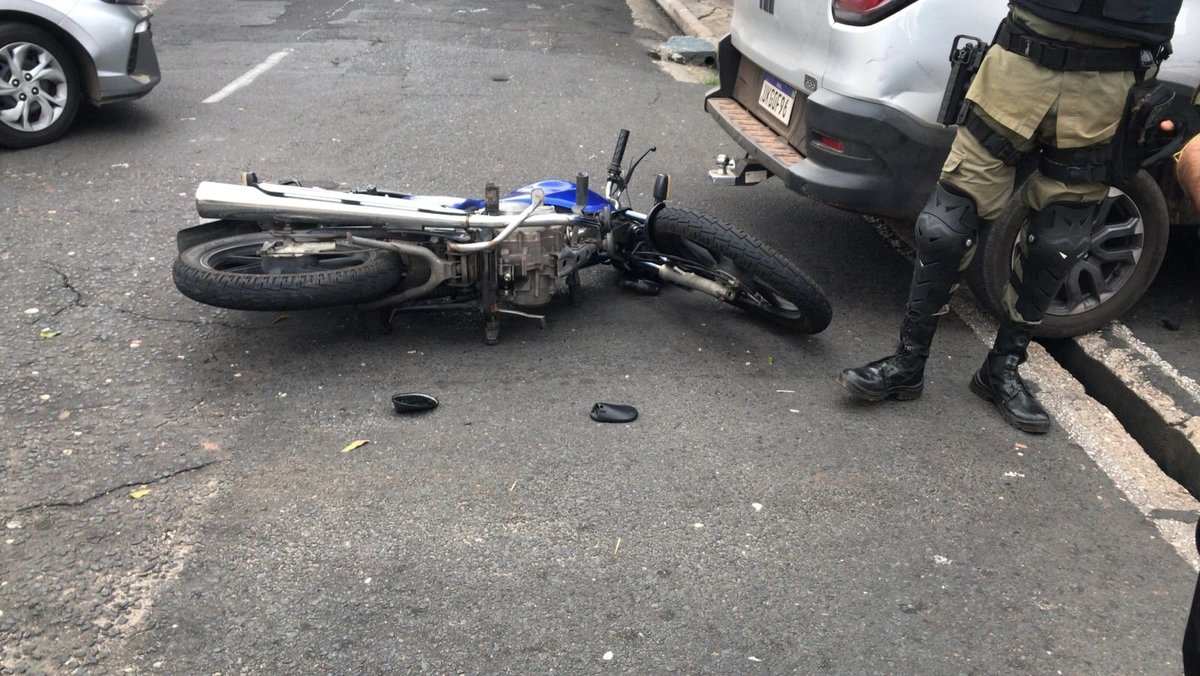 Colisão entre moto e caminhonete deixa motociclista ferido no Centro de Teresina