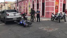 Colisão entre moto e caminhonete deixa motociclista ferido no Centro de Teresina (Foto: Reprodução)