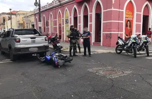 Colisão entre moto e caminhonete deixa motociclista ferido no Centro de Teresina (Foto: Reprodução)