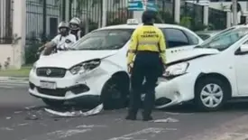 Colisão entre táxi e carro causa congestionamento na avenida Homero, em Teresina (Foto: Reprodução)