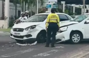 Colisão entre táxi e carro causa congestionamento na avenida Homero, em Teresina (Foto: Reprodução)
