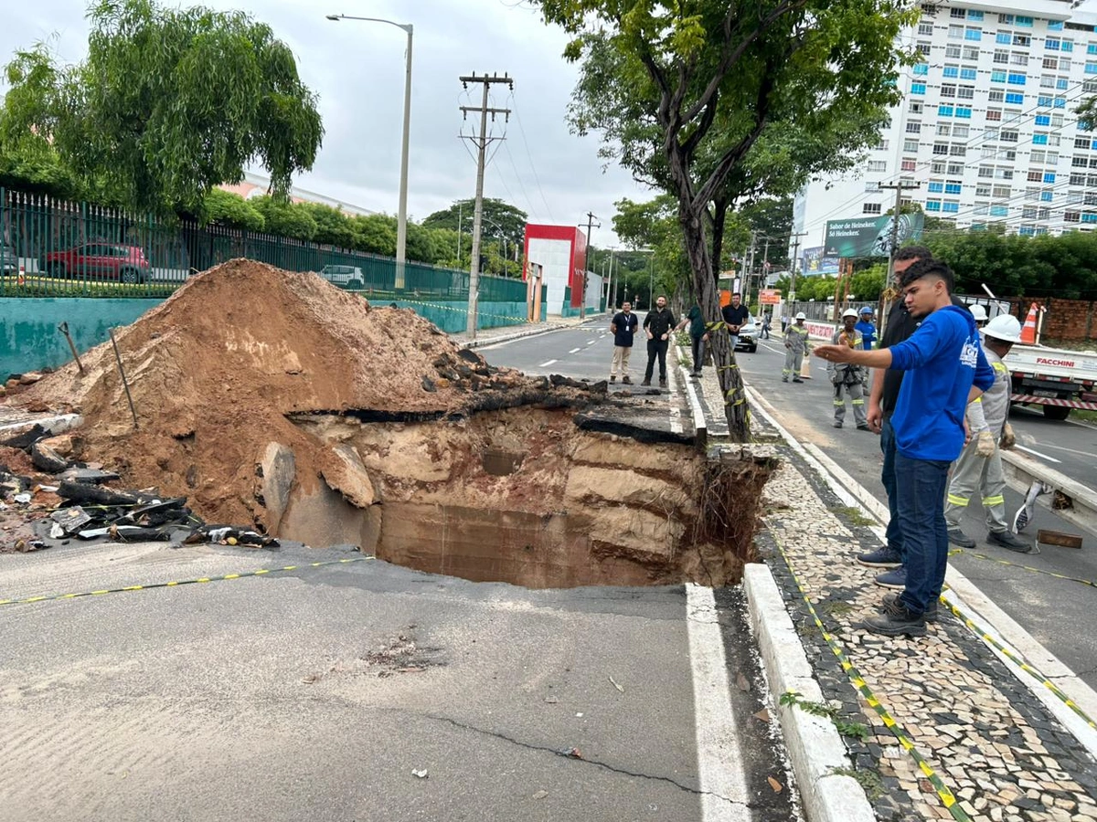 Cratera se abriu ao lado do Shopping Riverside, em Teresina