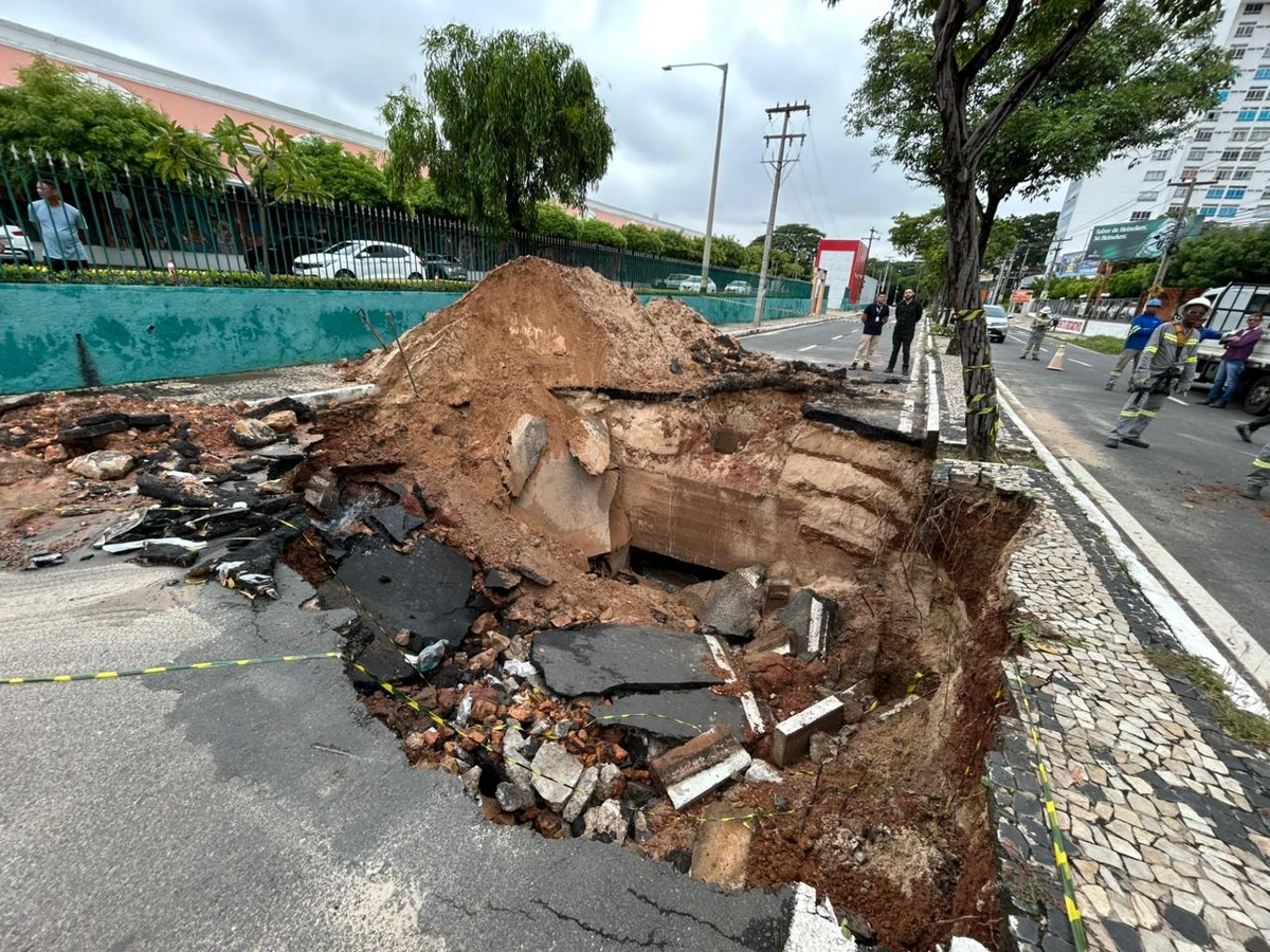 Cratera se abriu ao lado do Shopping Riverside, em Teresina