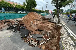 Cratera se abriu ao lado do Shopping Riverside, em Teresina (Foto: Maria Clara César/Conecta Piauí)