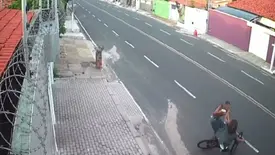 Criminoso derruba jovem e rouba bicicleta nas proximidades do Samu de Parnaíba (Foto: Reprodução)