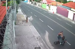 Criminoso derruba jovem e rouba bicicleta nas proximidades do Samu de Parnaíba (Foto: Reprodução)