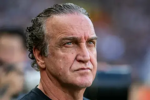 Cuca tecnico do Atletico-MG durante partida contra o Botafogo no estadio Mineirao pelo campeonato Brasileiro A 2025.
