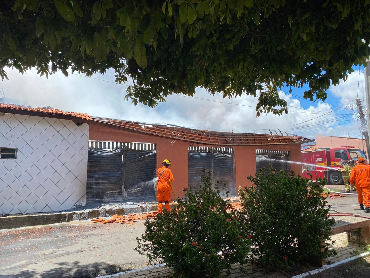 Depósito pega fogo e atinge três casas no bairro Saci, zona Sul de Teresina