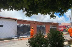 Depósito pega fogo e atinge casas vizinhas no bairro Saci, zona Sul de Teresina