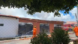 Depósito pega fogo e atinge três casas no bairro Saci, zona Sul de Teresina (Foto: Conecta Piauí)