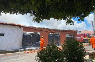 Depósito pega fogo e atinge três casas no bairro Saci, zona Sul de Teresina (Foto: Conecta Piauí)