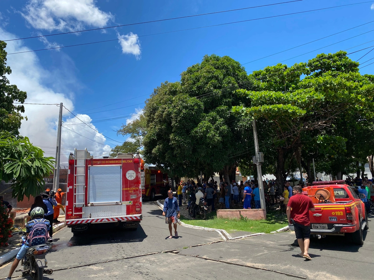 Depósito pega fogo e atinge três casas no bairro Saci, zona Sul de Teresina