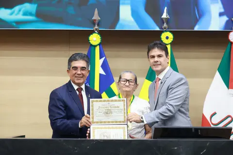 Deputado Limma homenageia trabalhadora rural com medalha na Alepi