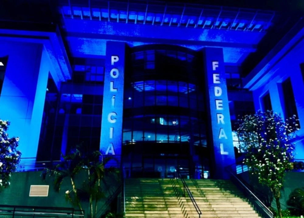 Em homenagem a policiais mortos em serviço, unidades da PF são iluminadas em azul