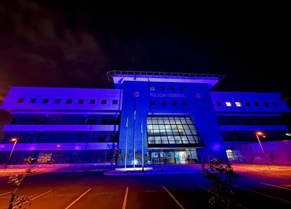 Em homenagem a policiais mortos em serviço, unidades da PF são iluminadas em azul