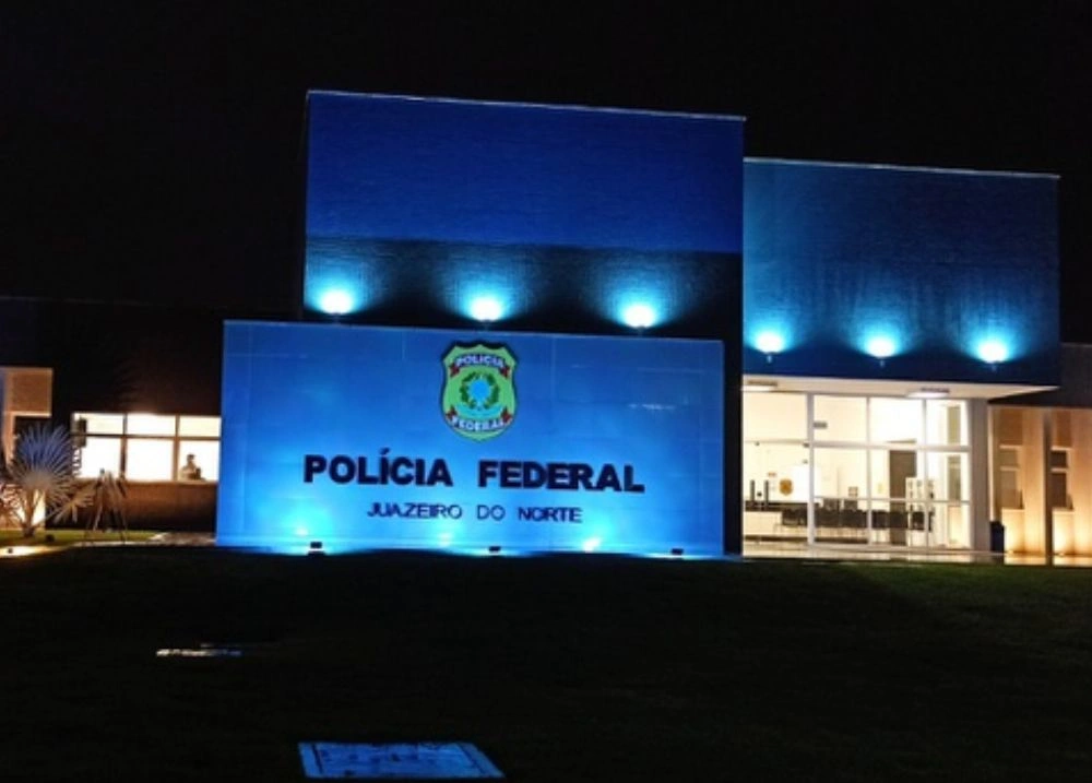 Em homenagem a policiais mortos em serviço, unidades da PF são iluminadas em azul