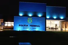 Em homenagem a policiais mortos em serviço, unidades da PF são iluminadas em azul