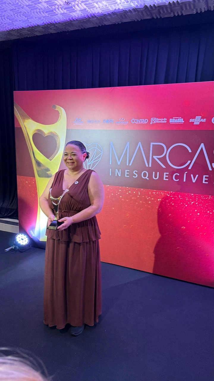 Empresária Alcenia Ribeiro é premiada em noite de festa de luxo e requinte