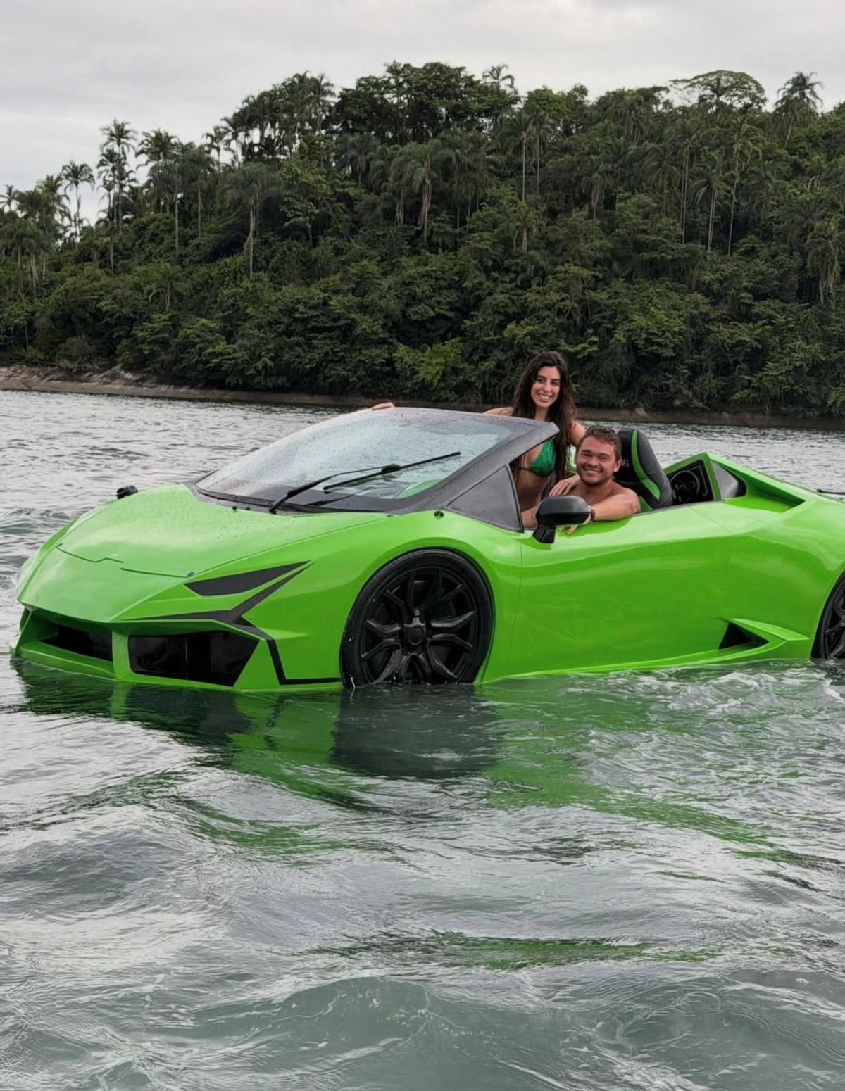 Empresário piauiense Fernandin e sua amada Pâmela Drudi em novidade no mar