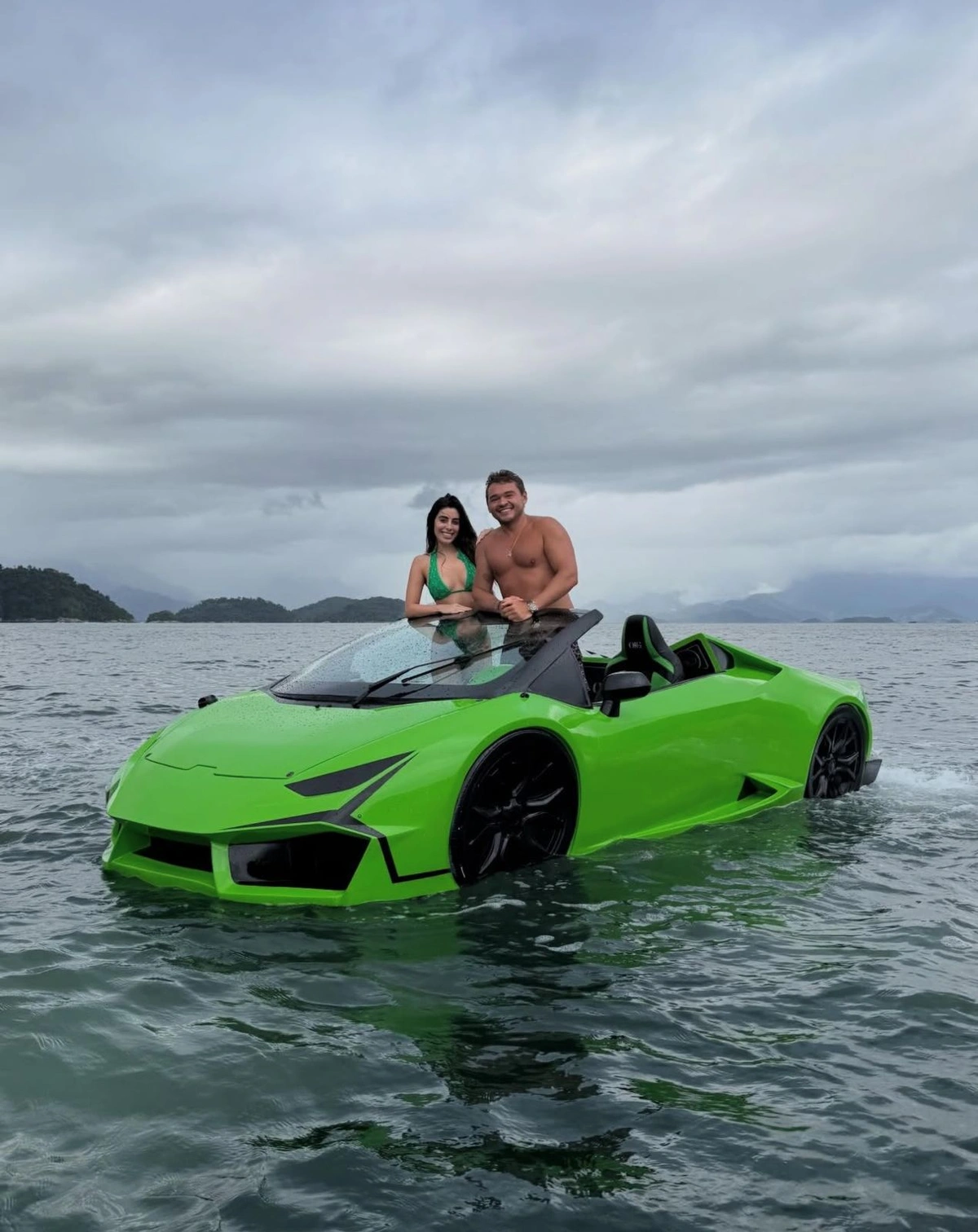 Empresário piauiense Fernandin e sua amada Pâmela Drudi em novidade no mar