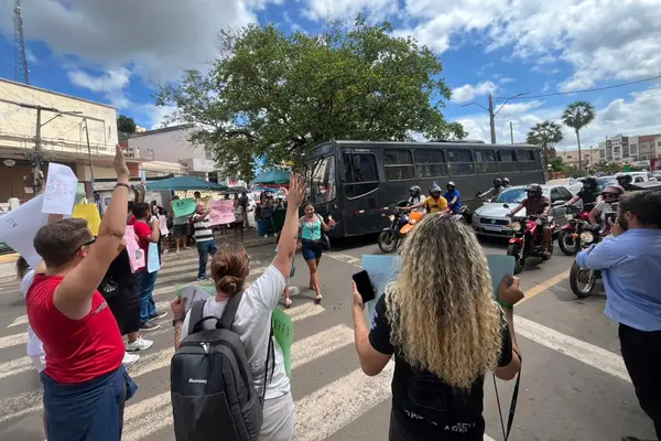 Estudantes da Uespi de Picos manifestam contra crise no transporte coletivo