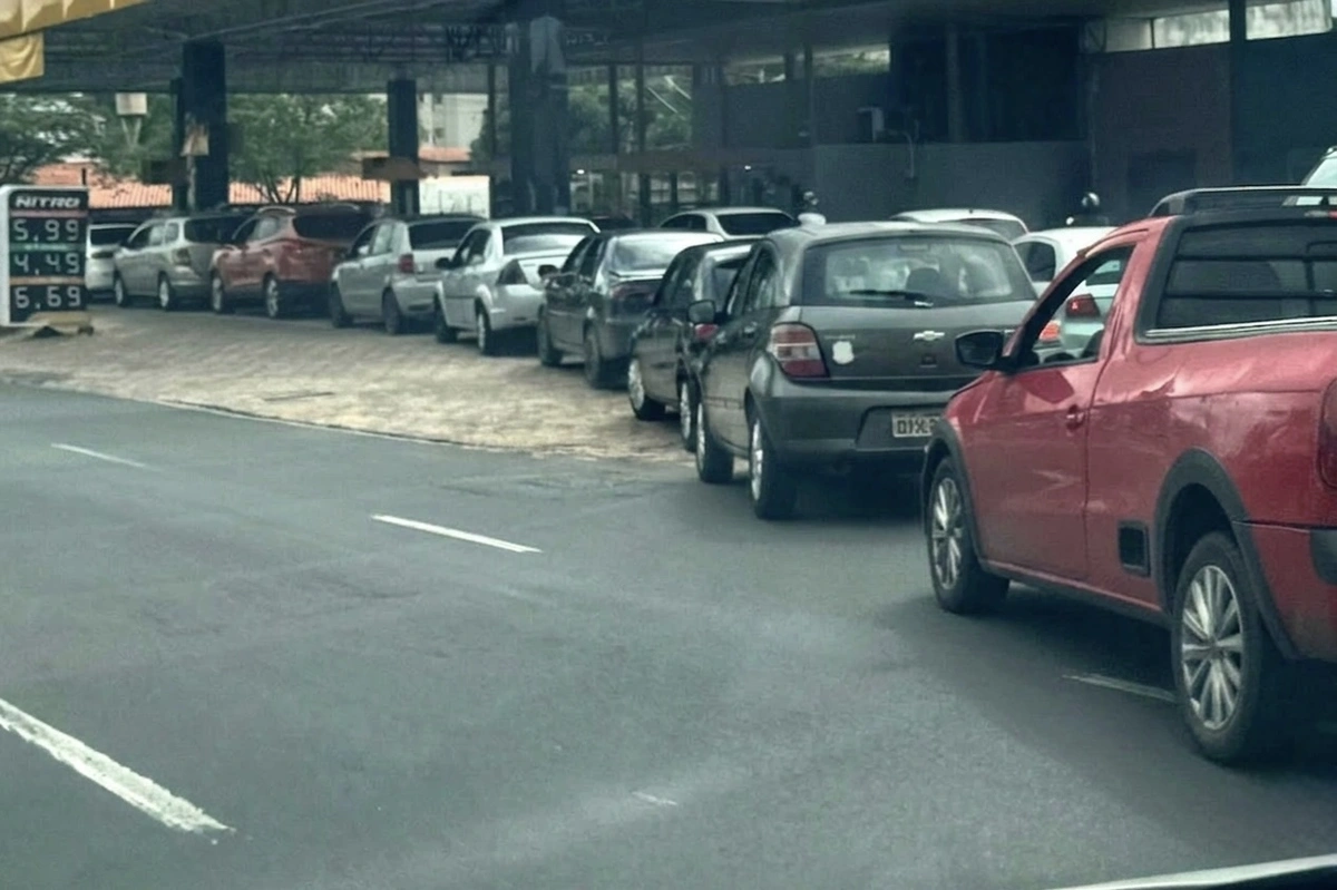 Fila em posto de combustível