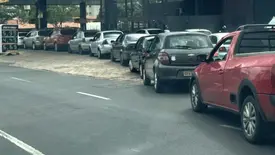 Fila em posto de combustível (Foto: Thaís Vilarinho)