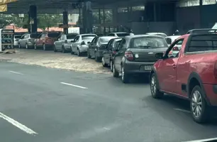 Fila em posto de combustível (Foto: Thaís Vilarinho)