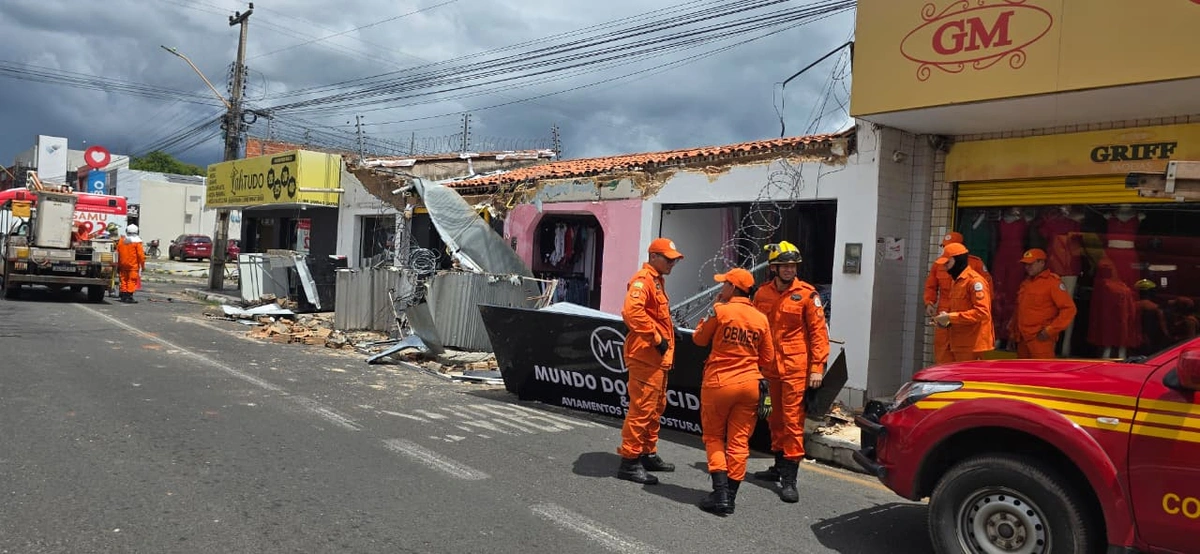 Funcionários ficam presos em lojas após fachadas desabarem em Teresina