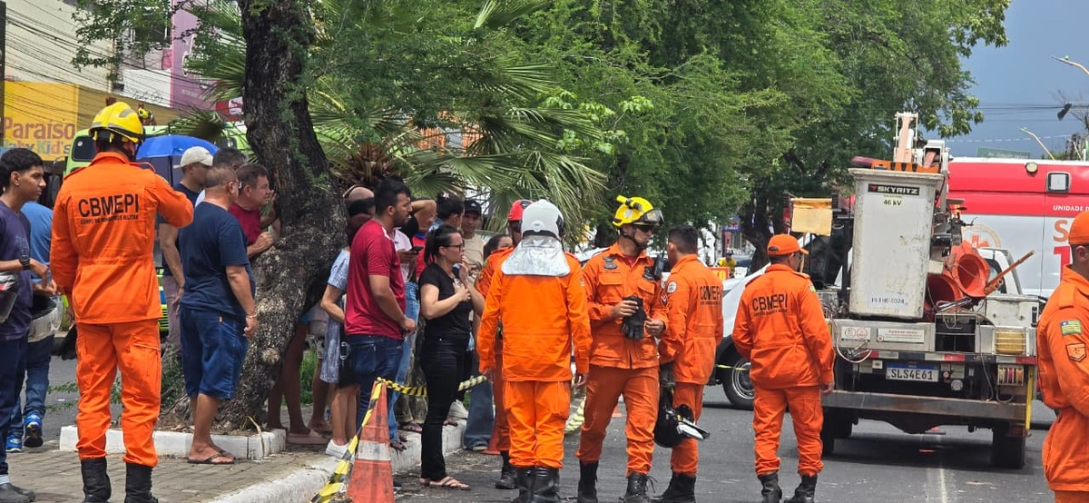 Funcionários ficam presos em lojas após fachadas desabarem em Teresina