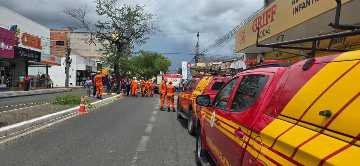 Funcionários ficam presos em lojas após fachadas desabarem em Teresina