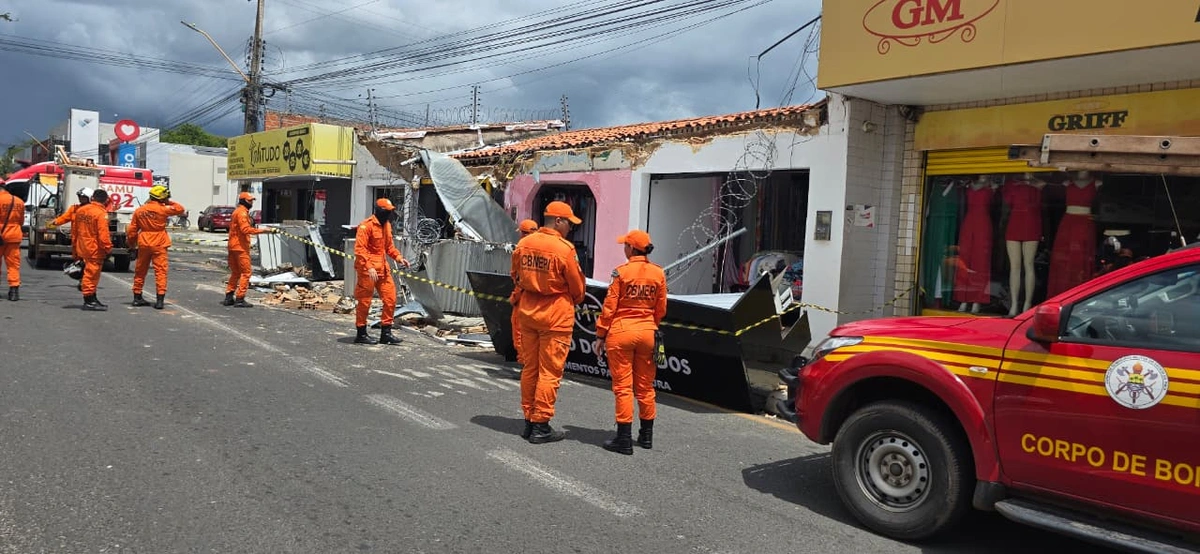 Funcionários ficam presos em lojas após fachadas desabarem em Teresina