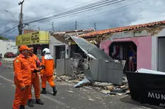 Funcionários ficam presos em lojas após fachadas desabarem em Teresina