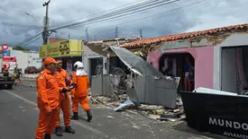 Funcionários ficam presos em lojas após fachadas desabarem em Teresina (Foto: Kassio Cavalcante / Conecta Piauí)