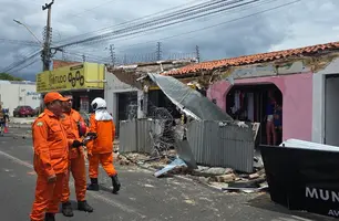 Funcionários ficam presos em lojas após fachadas desabarem em Teresina (Foto: Kassio Cavalcante / Conecta Piauí)