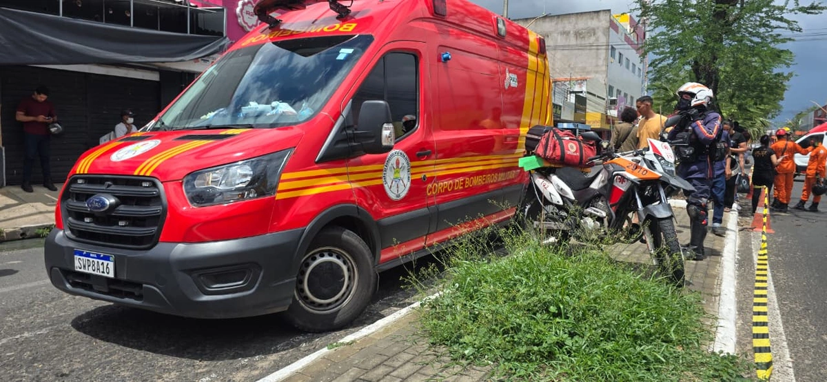 Funcionários ficam presos em lojas após fachadas desabarem em Teresina