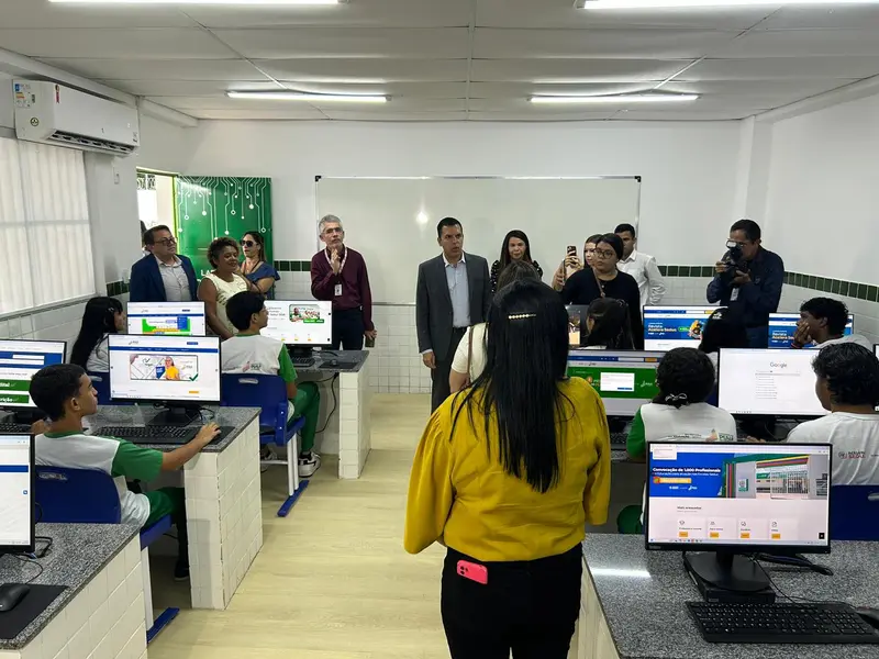 Governo do Piauí entrega escola reformada e modernizada na zona Norte de Teresina