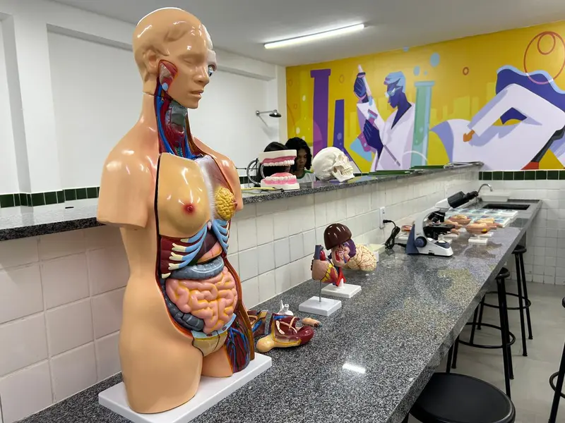 Governo do Piauí entrega escola reformada e modernizada na zona Norte de Teresina