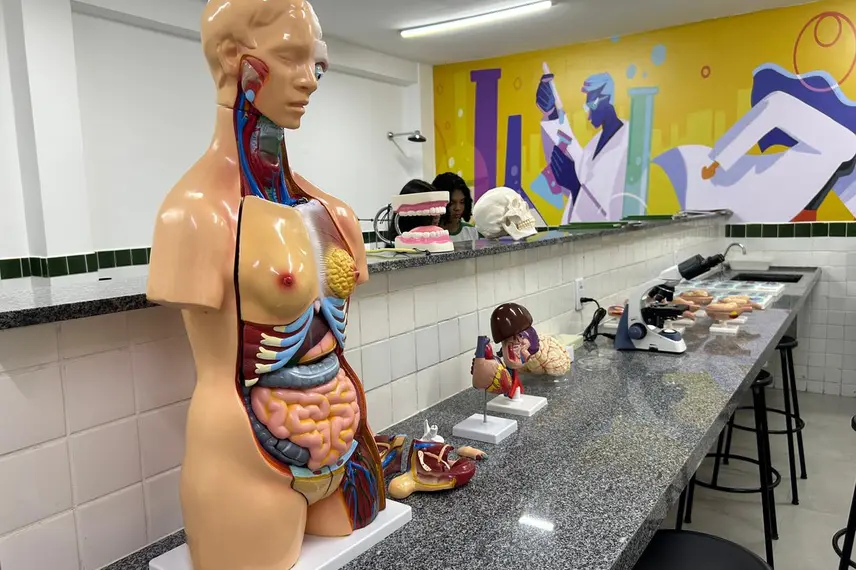 Governo do Piauí entrega escola reformada e modernizada na zona Norte de Teresina