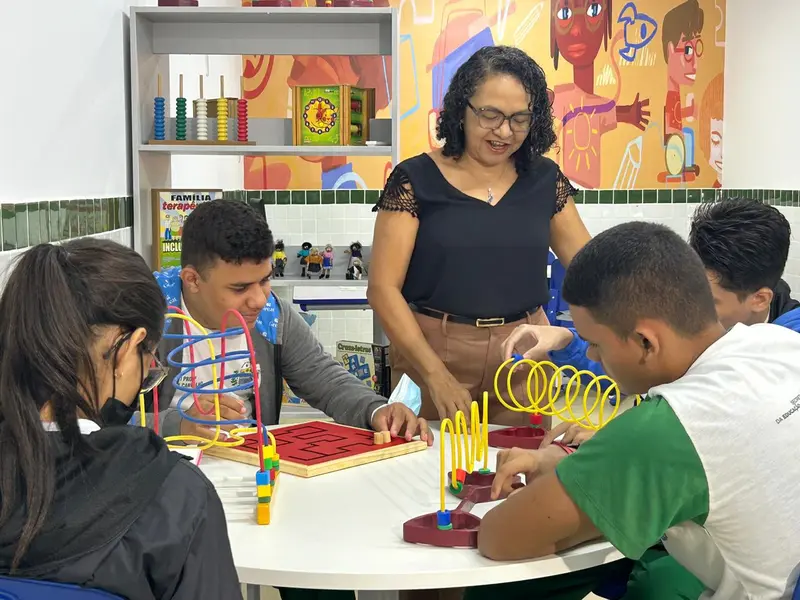Governo do Piauí entrega escola reformada e modernizada na zona Norte de Teresina