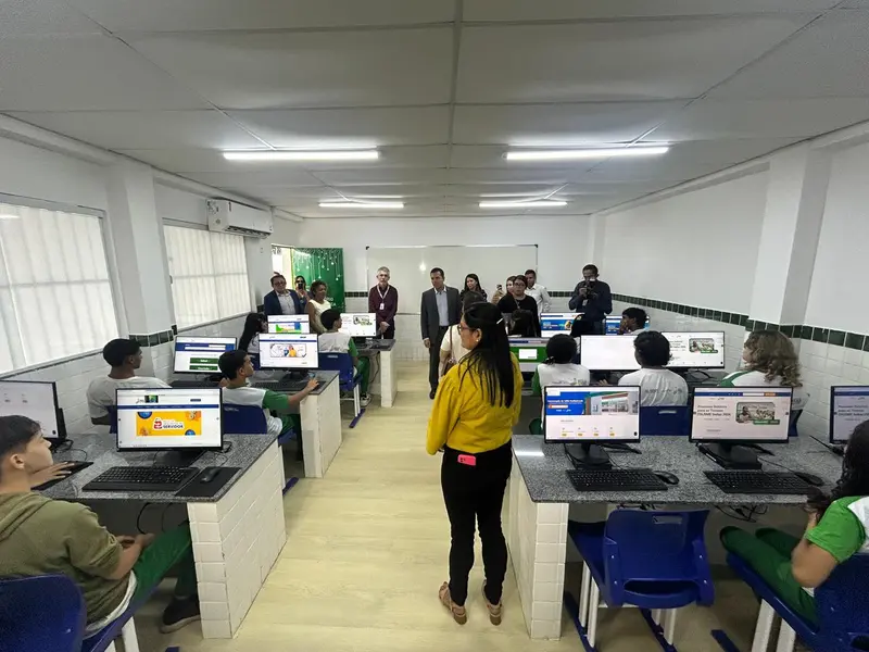 Governo do Piauí entrega escola reformada e modernizada na zona Norte de Teresina