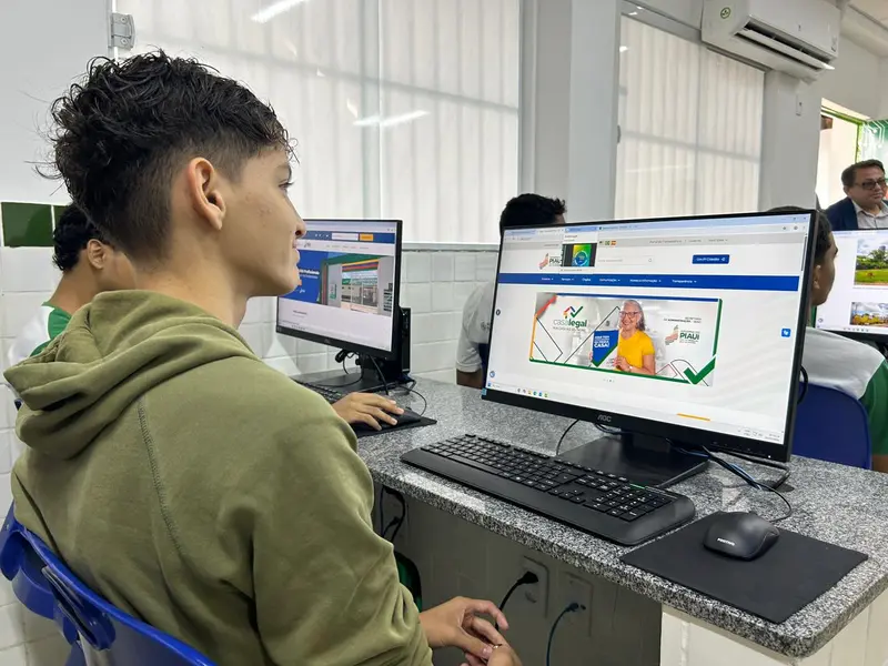 Governo do Piauí entrega escola reformada e modernizada na zona Norte de Teresina