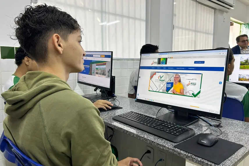 Governo do Piauí entrega escola reformada e modernizada na zona Norte de Teresina