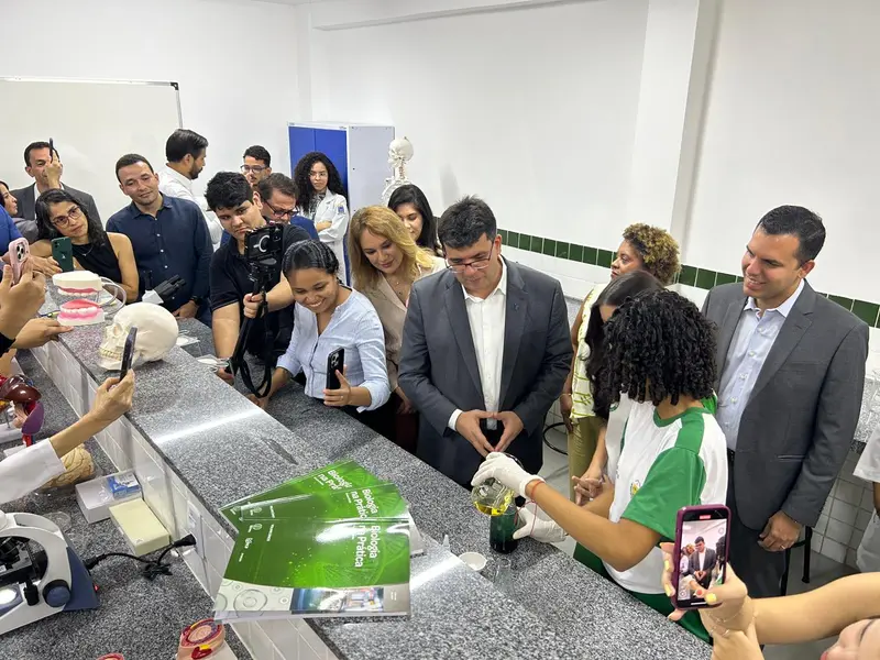 Governo do Piauí entrega escola reformada e modernizada na zona Norte de Teresina