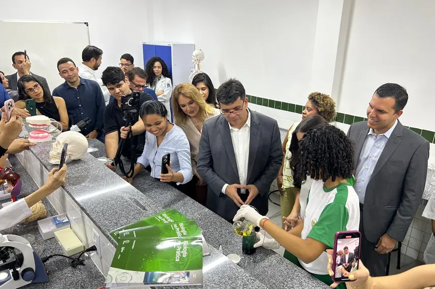 Governo do Piauí entrega escola reformada e modernizada na zona Norte de Teresina