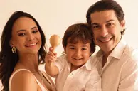 Grávidos, médicos Leticia Lux e Carlos Portela com o filho Cadu em ensaio especial