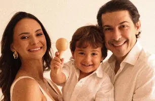 Grávidos, médicos Leticia Lux e Carlos Portela com o filho Cadu em ensaio especial (Foto: Instagram)