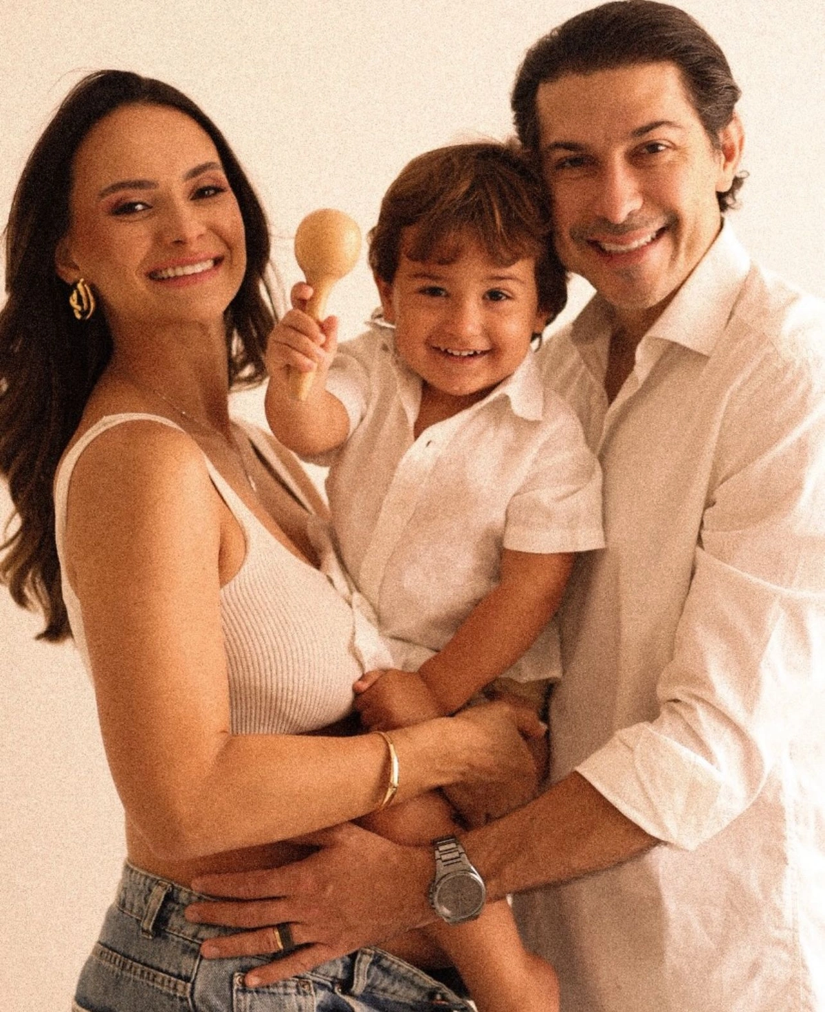 Grávidos, médicos Leticia Lux e Carlos Portela com o filho Cadu em ensaio especial