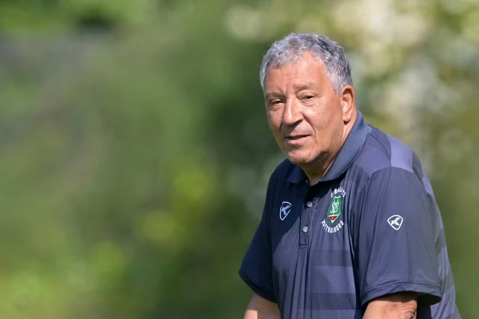 Henk Ten Cate já foi auxiliar técnico da seleção do Suriname, e agora vai comandar a equipe